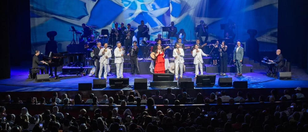 Sala de Festivales del Centro de Bellas Artes, 22 de agosto de 2026: el escenario con orquesta y mariachi ante la sala llena. Foto: Javier del Valle