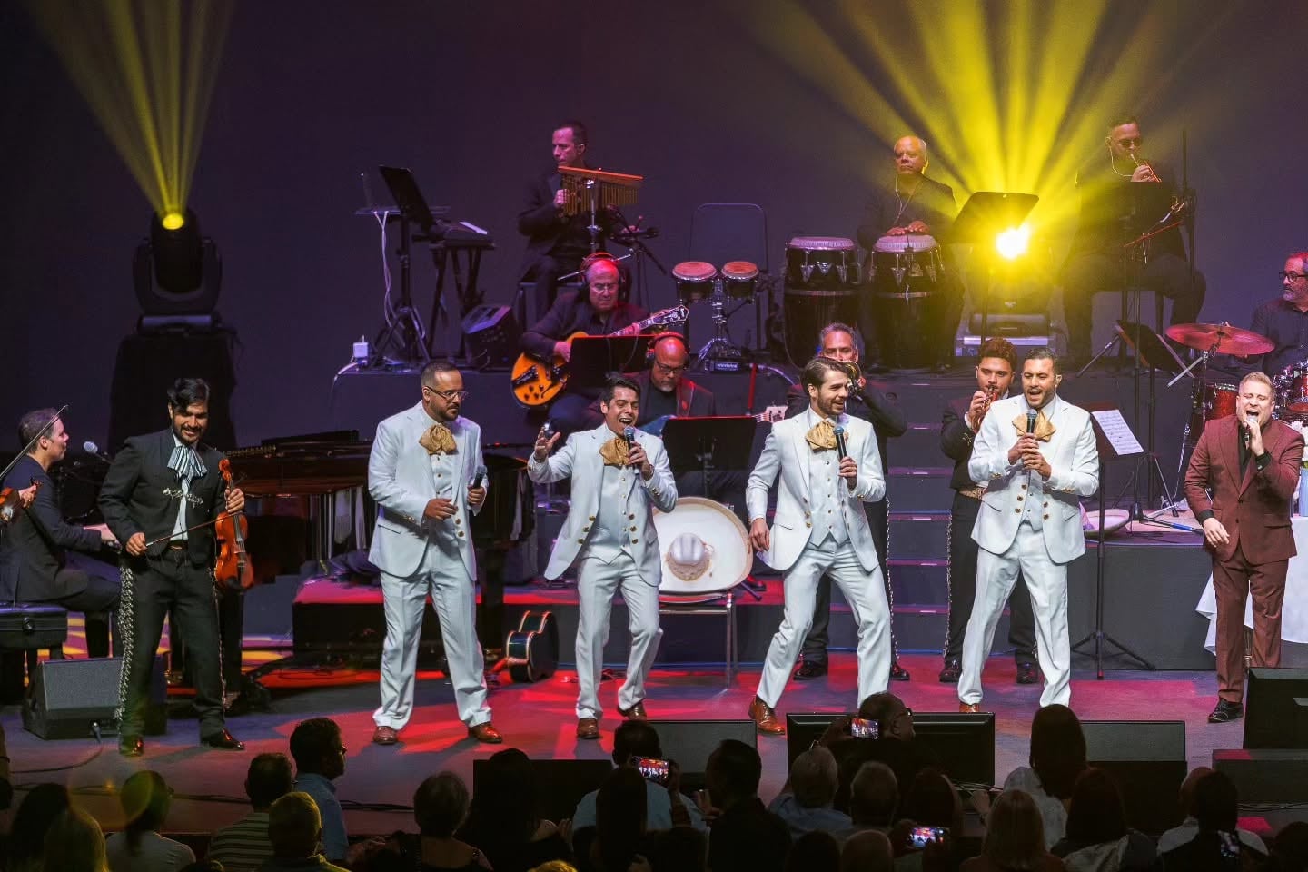 Los cuatro tenores de blanco cantan con la orquesta y el mariachi en la Sala de Festivales del Centro de Bellas Artes de San Juan, agosto de 2026