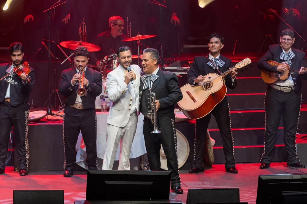 Un tenor canta junto al mariachi en el Centro de Bellas Artes de San Juan