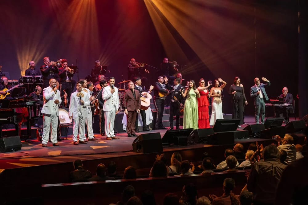 Toda la compañía en el escenario del Centro de Bellas Artes de San Juan: los cuatro tenores con la orquesta y el mariachi