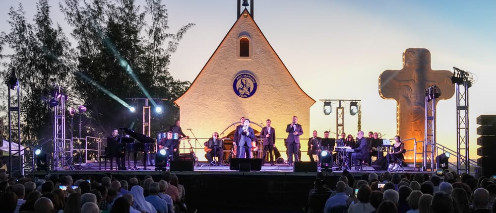 Los cuatro tenores cantan de noche con la orquesta en el Santuario de Schoenstatt de Juana Díaz, mayo de 2026